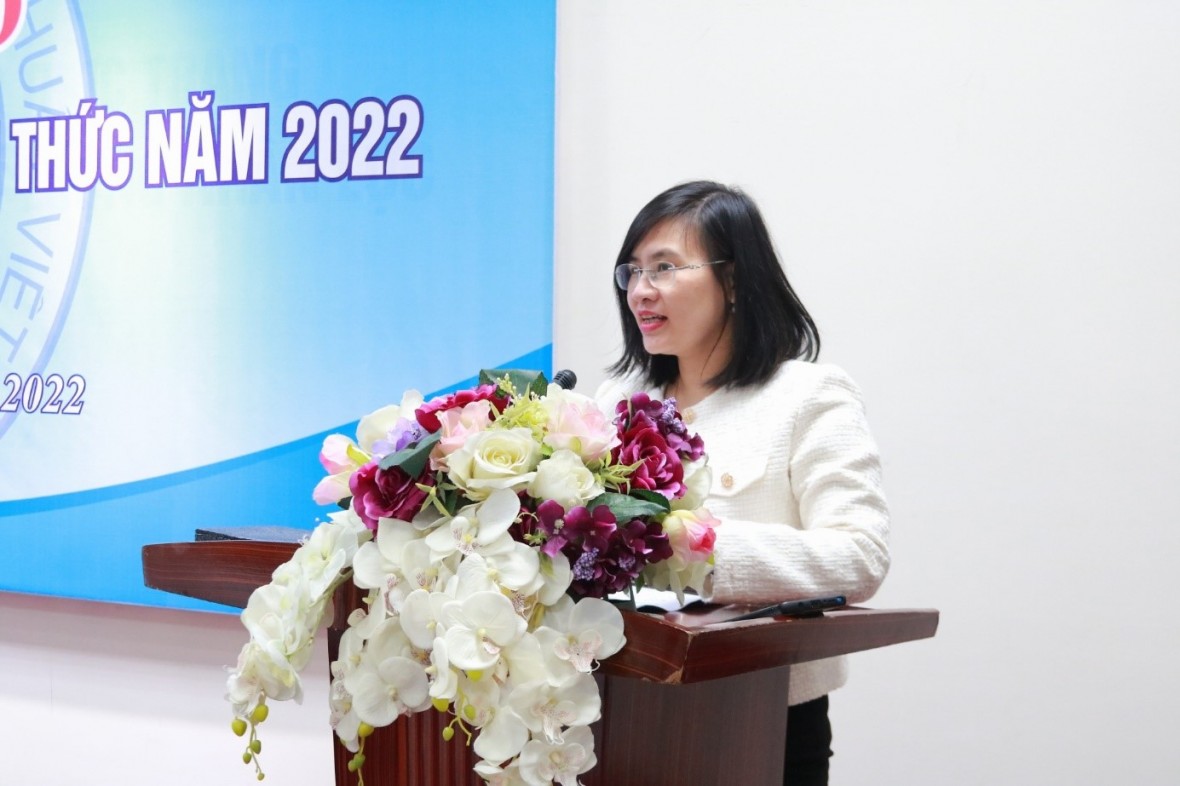 Bà Phạm Thị Bích Hồng – Phó Trưởng ban Truyền thông và phổ biến kiến thức phát biểu tại hội thảo
