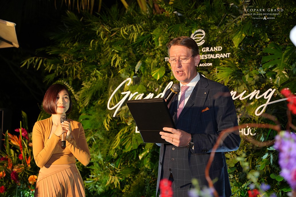 Ông William Haandrikman, Tổng giám đốc khách sạn Sofitel Legend Metropole Hà Nội và Giám đốc vùng của toàn bộ khách sạn thuộc tập đoàn Accor tại miền Bắc Việt Nam, phát biểu tại buổi lễ khai trương .