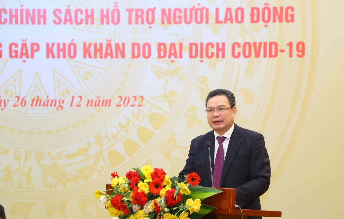 Thứ trưởng Bộ Lao động - Thương binh và Xã hội Lê Văn Thanh báo cáo khái quát về việc thực hiện Nghị quyết 68.