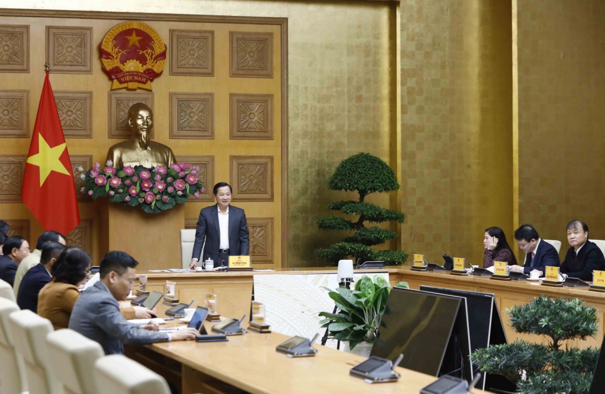 Phó Thủ tướng Lê Minh Khái: Xử lý nghiêm các hành vi lợi dụng nhu cầu đi lại của bà con tăng cao để tăng giá vé bất hợp lý, sai quy định của pháp luật. Ảnh VGP/Quang Thương