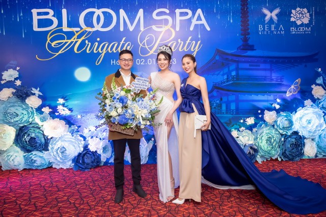 Hoa hậu Thuỳ Dương bên các khách mời