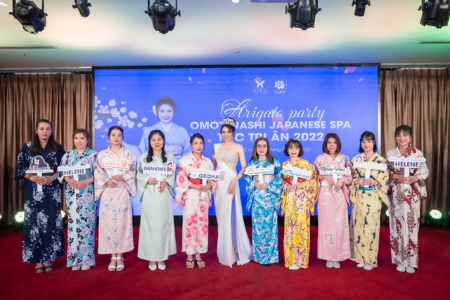 Hoa hậu Thuỳ Dương bên các khách mời