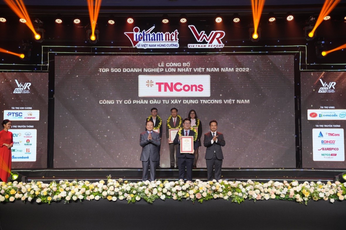 Đại diện TNCons Vietnam nhận bằng chứng nhận từ Ban tổ chức.