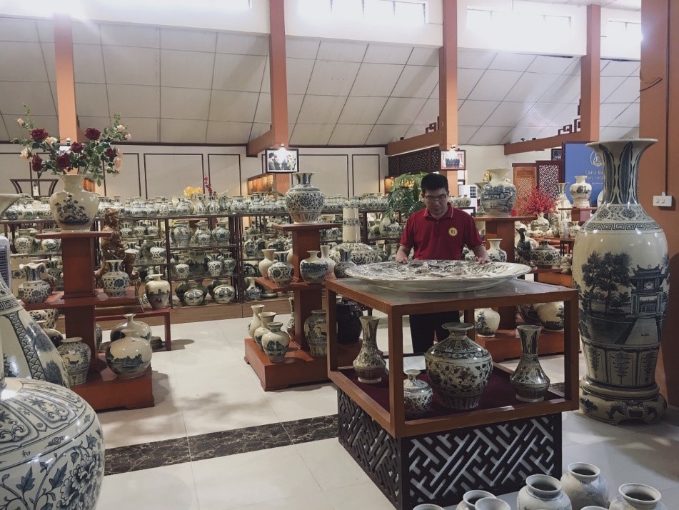 Tác giả thăm gian trưng bày gốm Chu Đậu với rất nhiều đồ gốm đa dạng mẫu mã, màu men.
