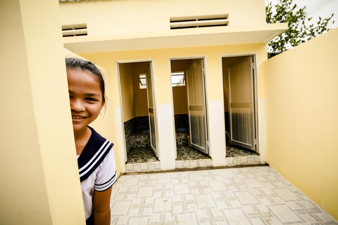 Đại diện SCG Thái Lan và UNICEF Việt Nam giới thiệu Aquonic - mô hình nhà vệ sinh không phát thải sẽ sớm được lắp đặt tại Sóc Trăng. Ảnh: Masterise Group