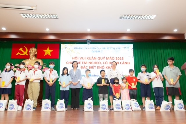 Đại diện Unilever trao quà cho trẻ em khó khăn tại Q7 - TPHCM.