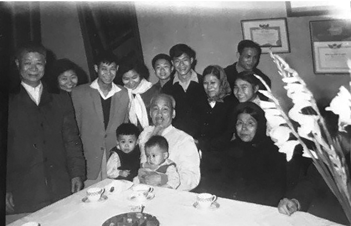 Giao thừa năm Quý Mão 1963, Bác đến thăm và chúc Tết gia đình ông Nguyễn Văn Thức, nhà tư sản dân tộc.