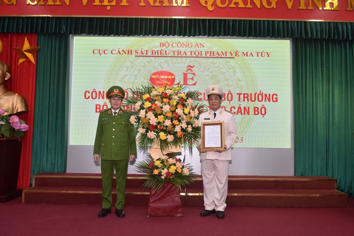 Thừa ủy quyền của lãnh đạo Bộ Công an, Thiếu tướng Nguyễn Văn Viện trao Quyết định điều động và bổ nhiệm Đại tá Huỳnh Thới An giữ chức vụ Phó Cục trưởng C04.