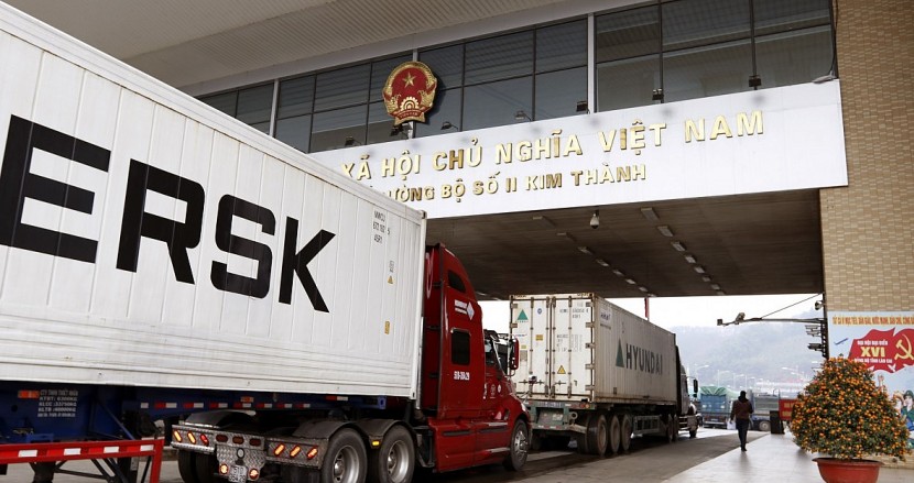 Các xe container chở hàng hóa xuất khẩu sang Trung Quốc tại Cửa khẩu quốc tế đường bộ số 2 Kim Thành. 