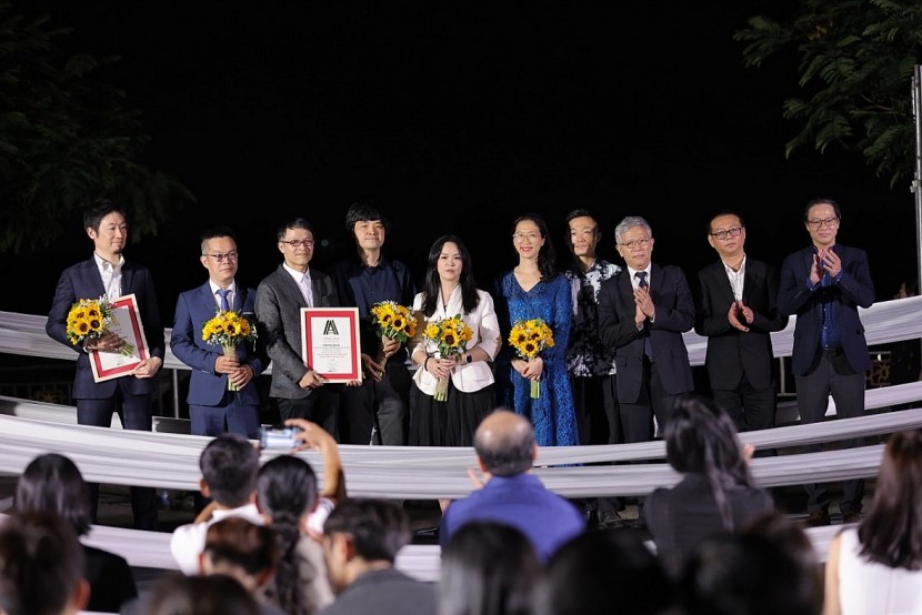 Đại diện Panasonic (ngoài cùng bên trái) nhận danh hiệu Hãng kỹ thuật của năm tại Lễ trao giải thưởng Ashui năm 2023