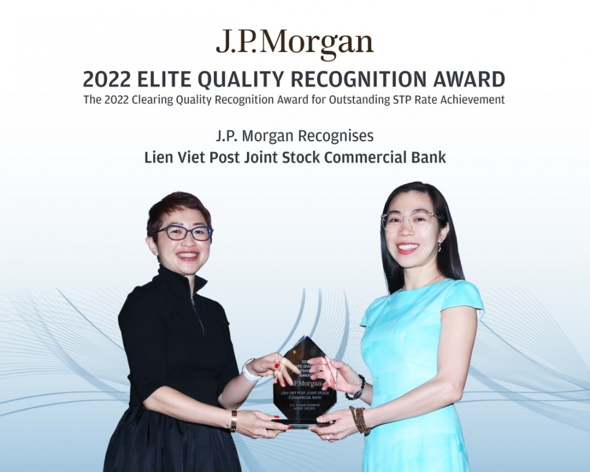 Chú thích ảnh: Đại diện Lienvietpostbank nhận giải thưởng Chất lượng thanh toán quốc tế xuất sắc từ Ngân hàng JP Morgan