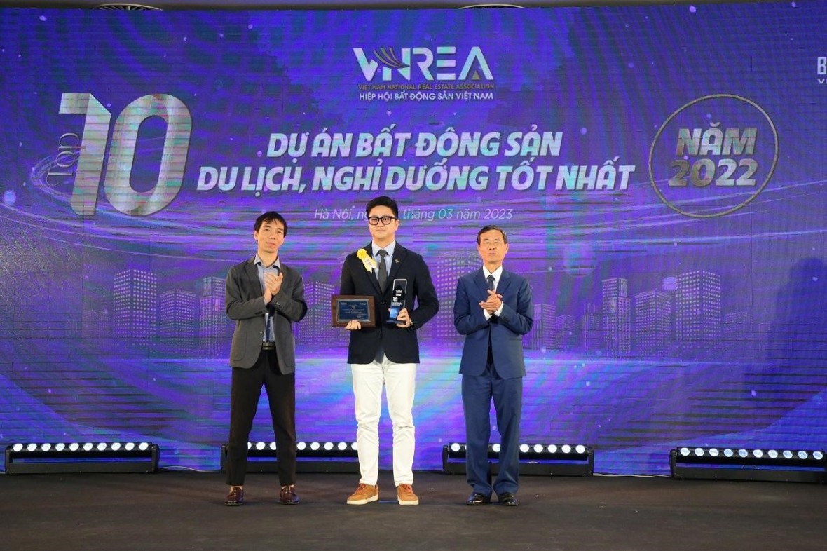 Ông Đinh Gia Long - Giám đốc Kinh doanh Sun Property lên nhận giải thưởng Top 10 dự án bất động sản du lịch, nghỉ dưỡng tốt nhất năm 2022 cho Sun Onsen Village Limited Edition.