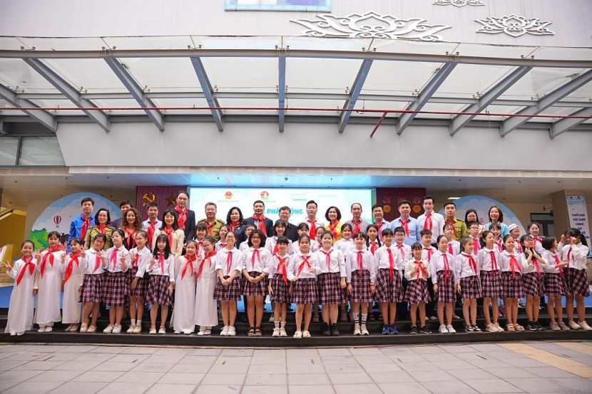 Đại diện lãnh đạo Bộ GD ĐT và Suntory Pepsico cùng các em học sinh tại lễ phát động.