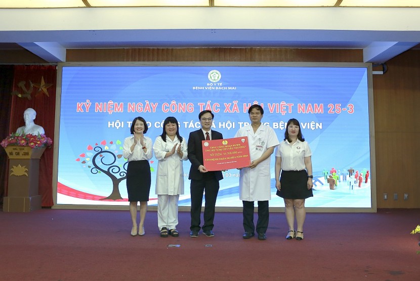 Công đoàn Bệnh viện Bạch Mai đã trao 55.768.000 đồng từ hoạt động hội chợ Xuân Quý Mão để ủng hộ cho bệnh nhân nghèo