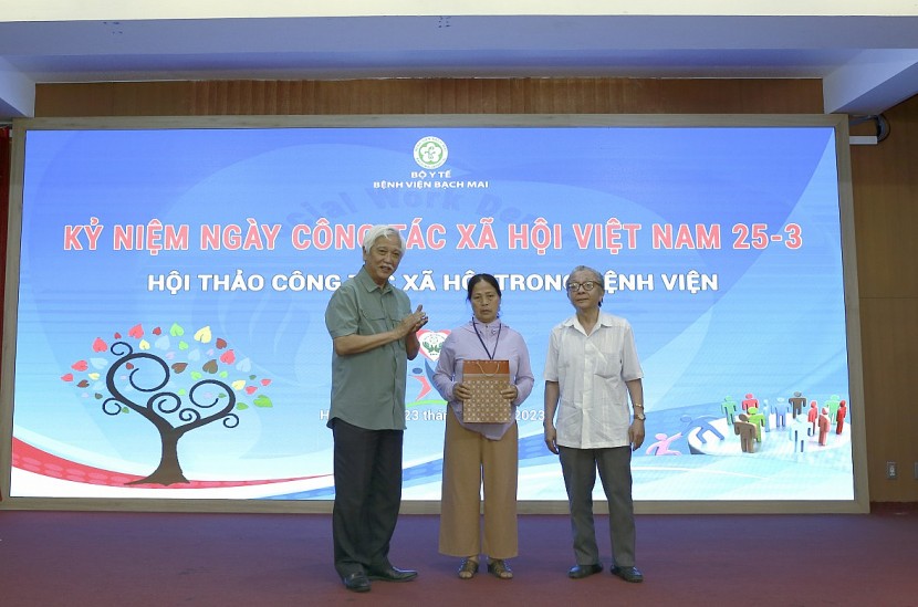 Nhà sử học Dương Trung Quốc (trái) và ông Nguyễn Quốc Hải, Viện trưởng Viện IDE trao tặng những phần quà ý nghĩa tới 