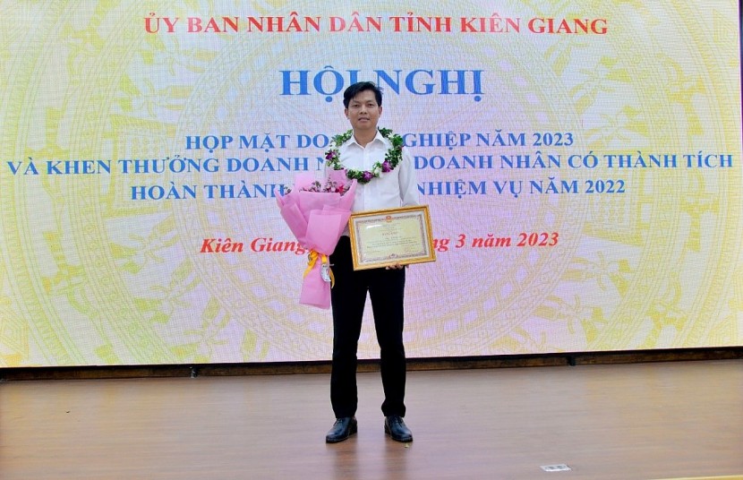 Ông Lê Văn Sơn, Tổng Giám đốc HUD Kiên Giang nhận bằng khen của Chủ tịch UBND tỉnh.