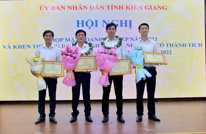 Lãnh đạo Công ty cổ phần Đầu tư Xây dựng HUD Kiên Giang cùng đại diện các công ty thành viên tham dự hội nghị.