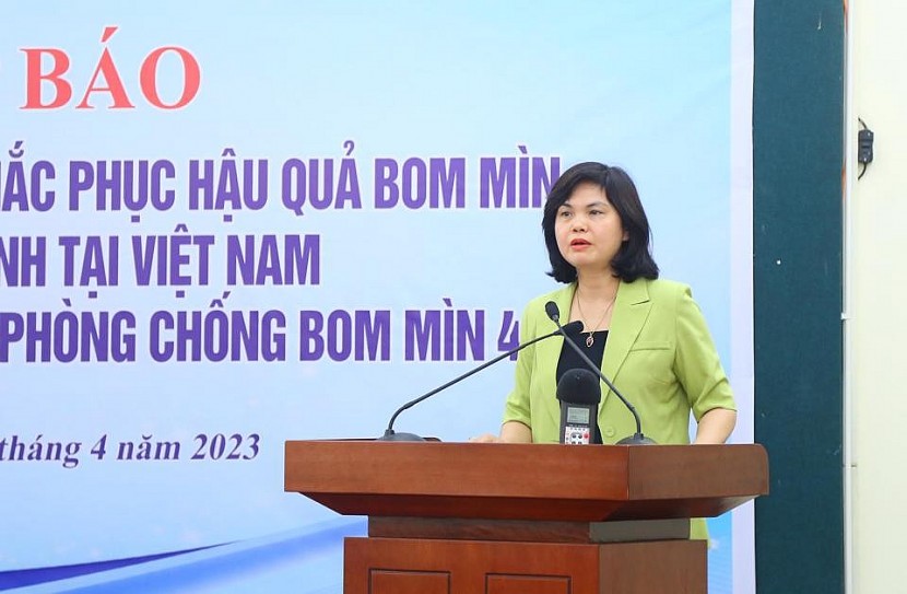 Phó Cục trưởng Cục Bảo trợ xã hội, Bộ LĐTB&XH Phạm Thị Hải Hà thông tin về chính sách hỗ trợ, tạo sinh kế cho nạn nhân bom mìn. 