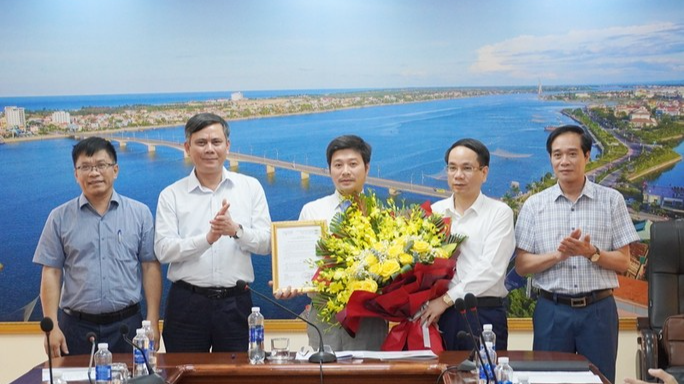 Chủ tịch UBND tỉnh Trần Thắng và Phó Chủ tịch UBND tỉnh Phan Mạnh Hùng trao quyết định, tặng hoa chúc mừng tân Giám đốc Sở Xây dựng Lê Anh Đức (Ảnh TL)