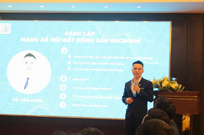 Nhà sáng lập Tô Hùng giới thiệu về mạng xã hội Recbook. Ảnh: Thanh Tùng