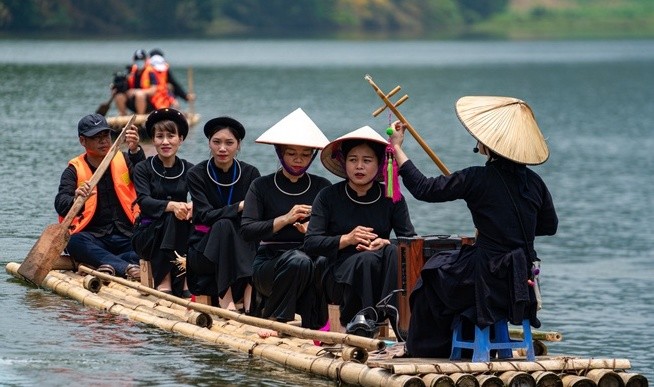 Nghe then, ngoạn cảnh là một trong những hoạt động trải nghiệm văn hoá đặc sắc tại Tuyên Quang. Nguồn ảnh: Sưu tầm.