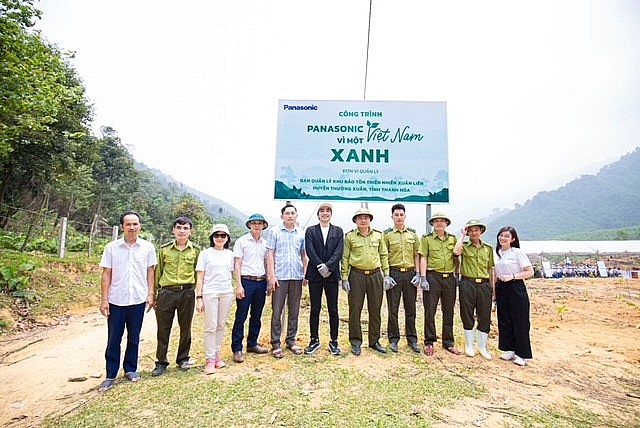Đại diện Panasonic trao tặng 13000 cây cho đại diện BQL Khu bảo tồn Xuân Liên