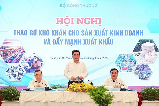 Bộ trưởng Bộ Công thương Nguyễn Hồng Diên cam kết những vấn đề nào thuộc thẩm quyền sẽ thực hiện ngay để tháo gỡ khó khăn cho doanh nghiệp