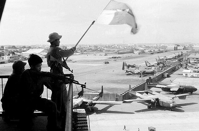 Cờ Mặt trận dân tộc Giải phóng và lá cờ Cộng hòa miền Nam Việt Nam phất bay trên sân bay Tân Sơn Nhất ngày 30/4/1975. Ảnh: Quang Thành – TTXVN