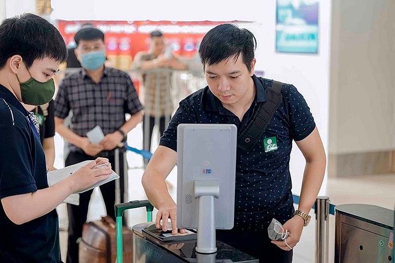 Hành khách xác thực định danh cá nhân bằng căn cước công dân có gắn chip tại Cảng Hàng không quốc tế Nội Bài. 