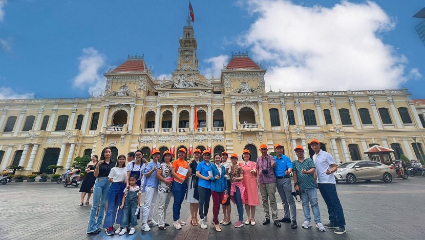 Đoàn khách của Công ty TST Tourist tham quan trụ sở HĐND - UBND TP.HCM sáng 29.4