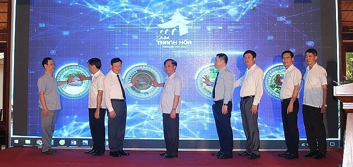 Các đại biểu thực hiện nghi thức công bố tuyến du lịch kết nối các huyện Yên Định, Thọ Xuân, Vĩnh Lộc, Cẩm Thủy.