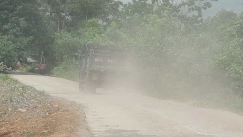 Tình trạng xe chở đất, vật liệu xây dựng gây ô nhiễm môi trường tại xóm Nam Hưng, xã Tân Cương, thành phố Thái Nguyên.