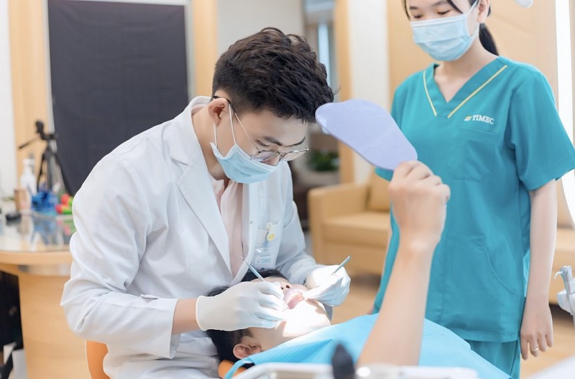 Nha sỹ đang chữa răng cho bệnh nhân 