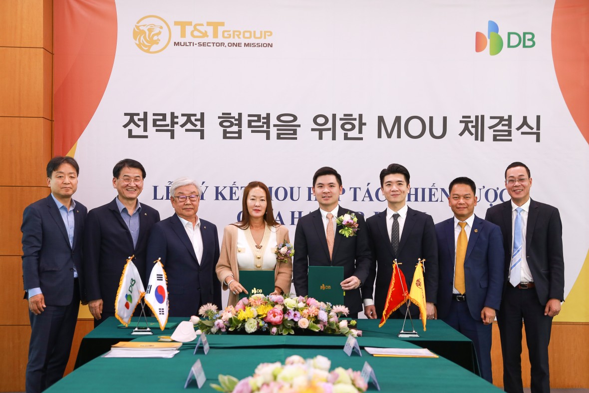 Bà Kim Ju Won, Phó Chủ tịch DB Group và ông Đỗ Vinh Quang, Phó Chủ tịch T&T Group trao đổi thỏa thuận hợp tác chiến lược với sự chứng kiến của lãnh đạo 2 tập đoàn.