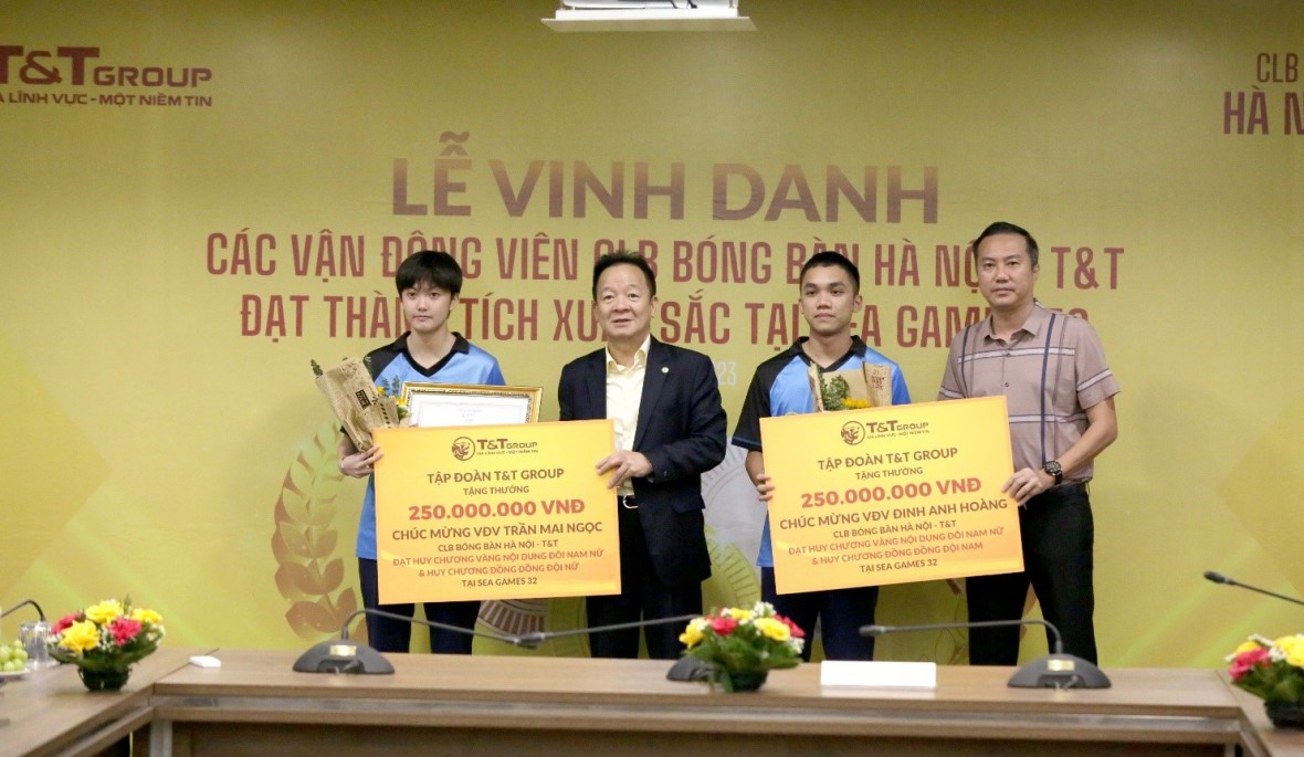 Doanh nhân Đỗ Quang Hiển trao thưởng cho các vận động viên CLB bóng bàn Hà Nội T&T đạt thành tích xuất sắc tại SEA Games 32.