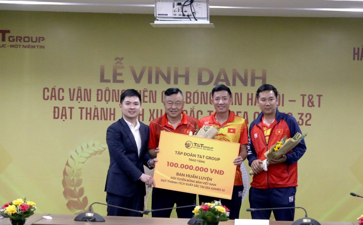 Ông Đỗ Vinh Quang – Phó Chủ tịch HĐQT Tập đoàn T&T Group trao thưởng cho ban huấn luyện đội tuyển bóng bàn Việt Nam.