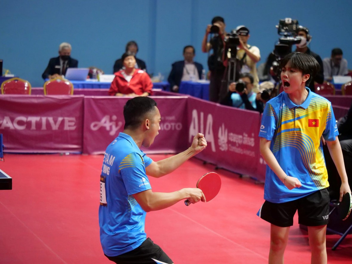Mai Ngọc và Anh Hoàng giành HC vàng bóng bàn đôi nam nữ tại SEA Games 32.