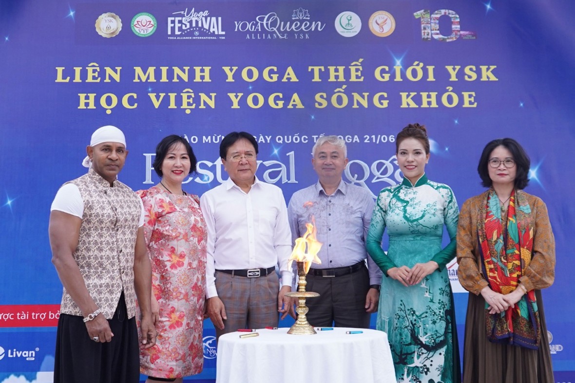 Màn đồng diễn Yoga chào mặt trời tại Festival Yoga mùa Hè 2023