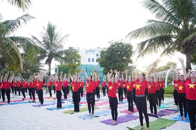 Màn đồng diễn Yoga chào mặt trời tại Festival Yoga mùa Hè 2023