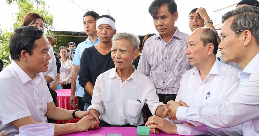 Phó Thủ tướng Chính phủ Trần Lưu Quang và lãnh đạo tỉnh Đắk Lắk thăm hỏi, chia buồn gia đình các đồng chí công an hy sinh - Ảnh: TTXVN