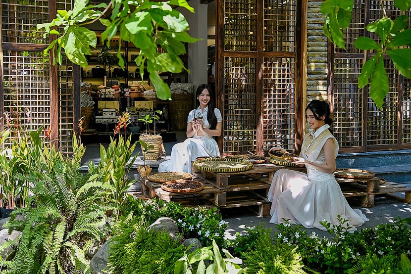 Dàn hậu Việt trải nghiệm không gian Thế giới cà phê
