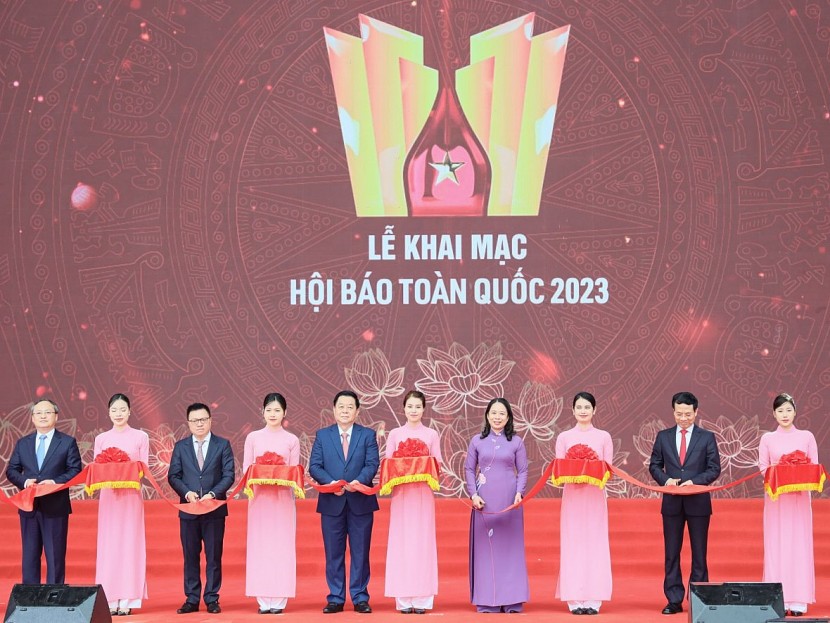 Các đồng chí lãnh đạo Đảng, Nhà nước cắt băng khai mạc Hội Báo toàn quốc 2023.