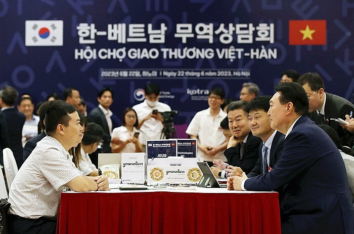 Tổng thống Hàn Quốc Yoon Suk Yeol (phải) nói chuyện với các doanh nhân tại phiên tham vấn thương mại tại Hội chợ Đối tác Hàn Quốc-Việt Nam tại một trung tâm hội nghị ở Hà Nội vào ngày 22 tháng 6 năm 2023. (Yonhap) (HẾT