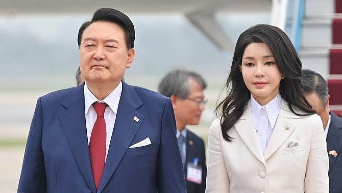 Tổng thống Yoon Suk-yeol và phu nhân rời chuyên cơ tại sân bay Nội Bài sáng 22/6. Ảnh: Giang Huy