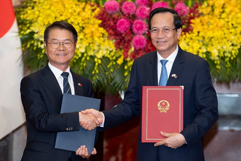 1.Bộ trưởng Đào Ngọc Dung và Bội trưởng Lee Jung Sik trao bản ghi nhớ MOU