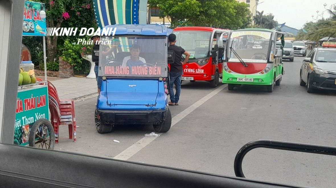 Một số hình ảnh xe điện “ dù” hoạt động trái phép tại khu du lịch biển Hải Tiến