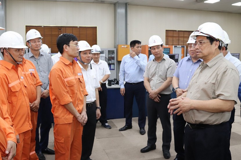 Thủ tướng Phạm Minh Chính đến kiểm tra tình hình sản xuất và cung ứng điện tại Công ty Nhiệt điện Quảng Ninh