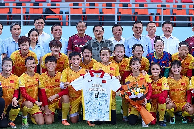 Thủ tướng cùng các thành viên đội tuyển bóng đá nữ quốc gia Việt Nam - Ảnh: VGP/Nhật Bắc