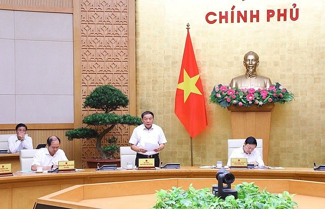 Bộ trưởng Bộ VHTT&DL Nguyễn Văn Hùng cho biết chương trình chấn hưng, phát triển văn hoá nhằm tạo thêm nguồn lực đầu tư cho văn hoá tương xứng với nhận thức văn hóa phải đặt ngang bằng kinh tế, chính trị - Ảnh: VGP
