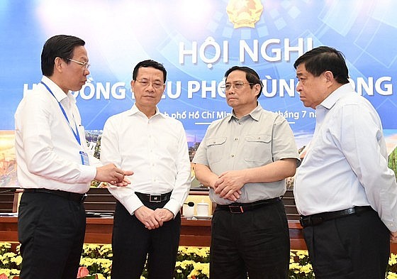 Thủ tướng Phạm Minh Chính trao đổi với Chủ tịch UBND TPHCM Phan Văn Mãi và lãnh đạo Bộ TT-TT, Bộ KH-ĐT. Ảnh: VIỆT DŨNG